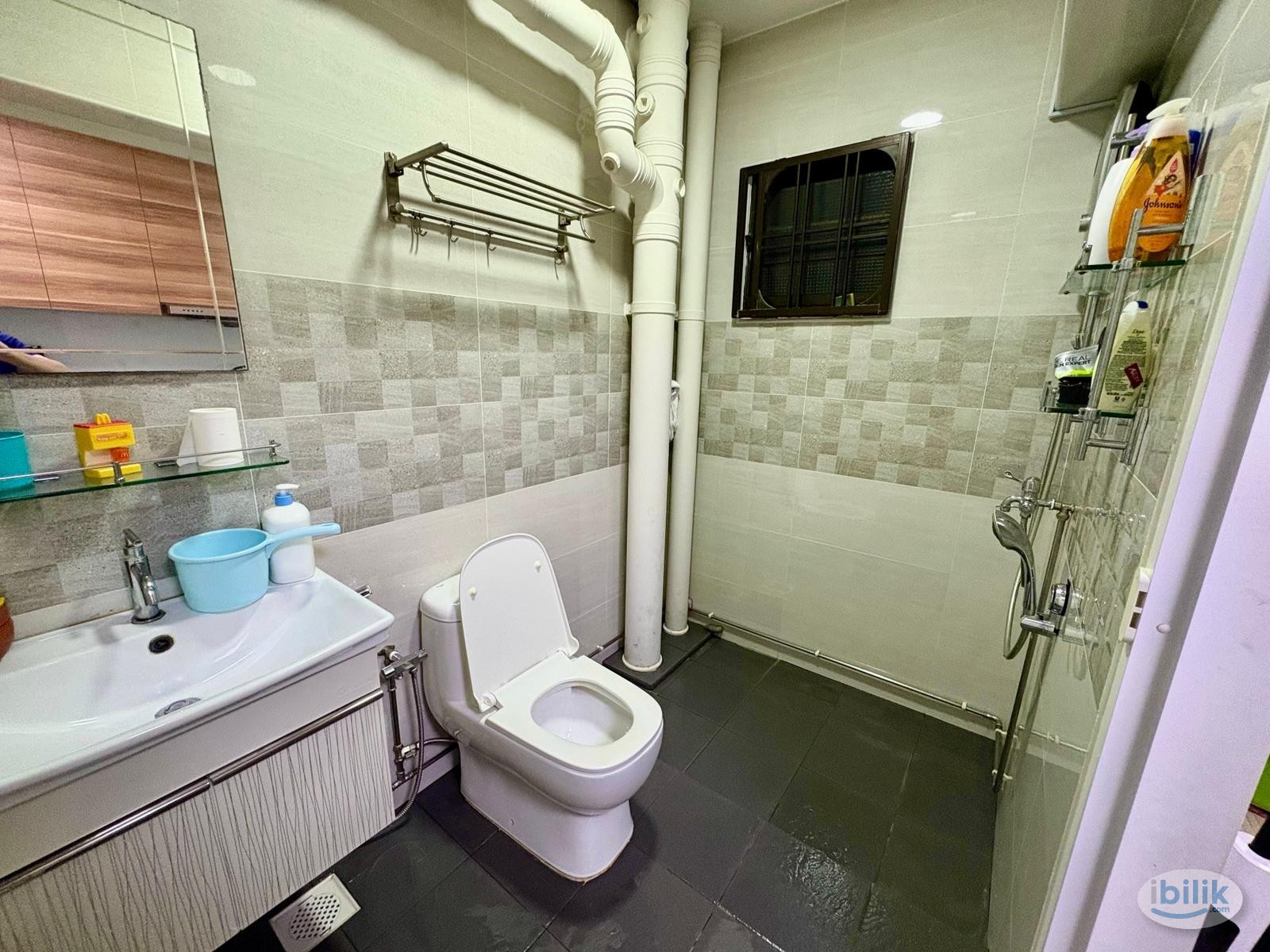 Image 3 of 644659 Fully furnished renovated medium room for rent. 5min walk to Jurong Point - Room rental in 