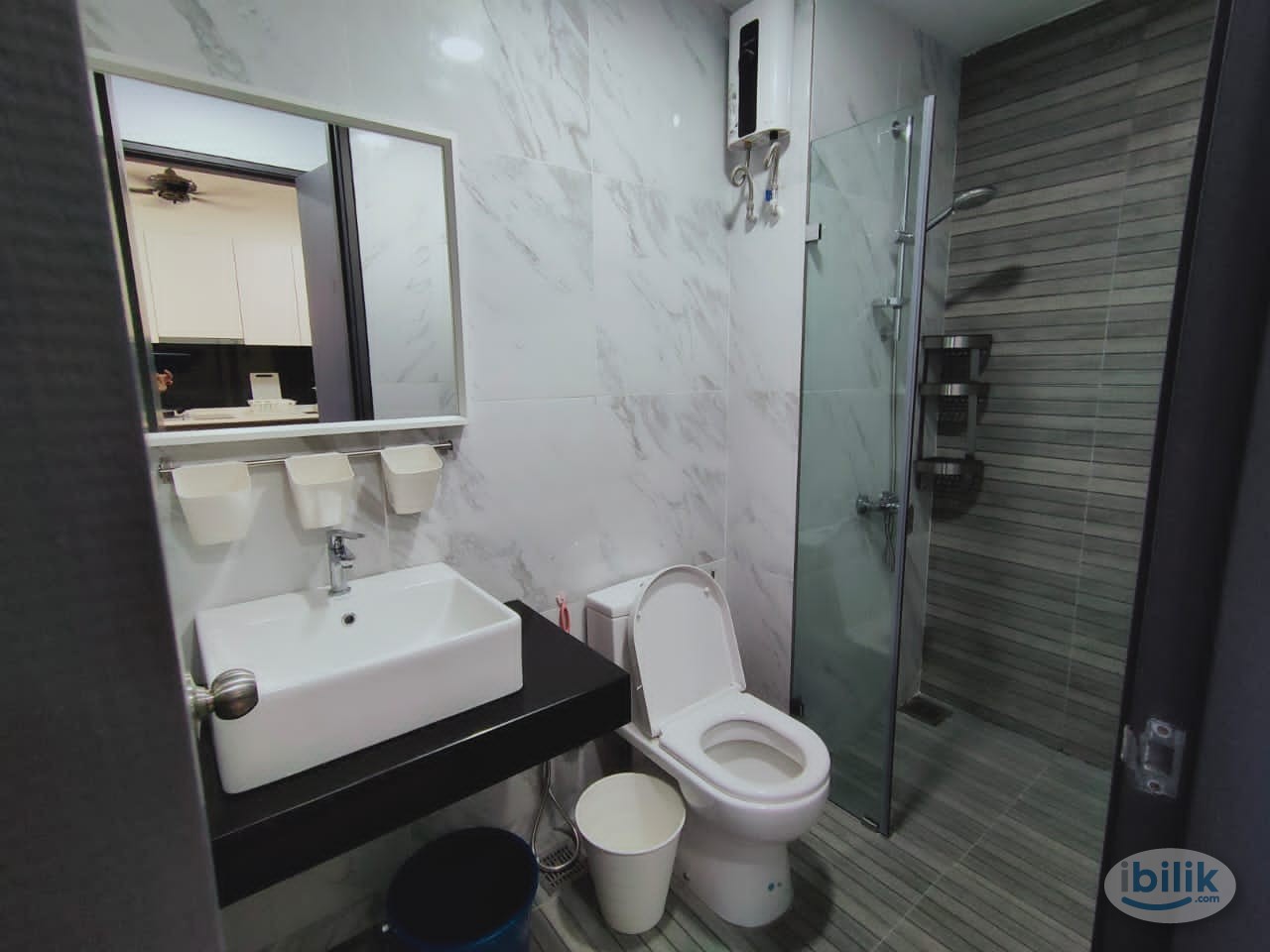 Image 2 of MIDDLE ROOM EMPORIS [FEMALE UNIT] - Room rental in 