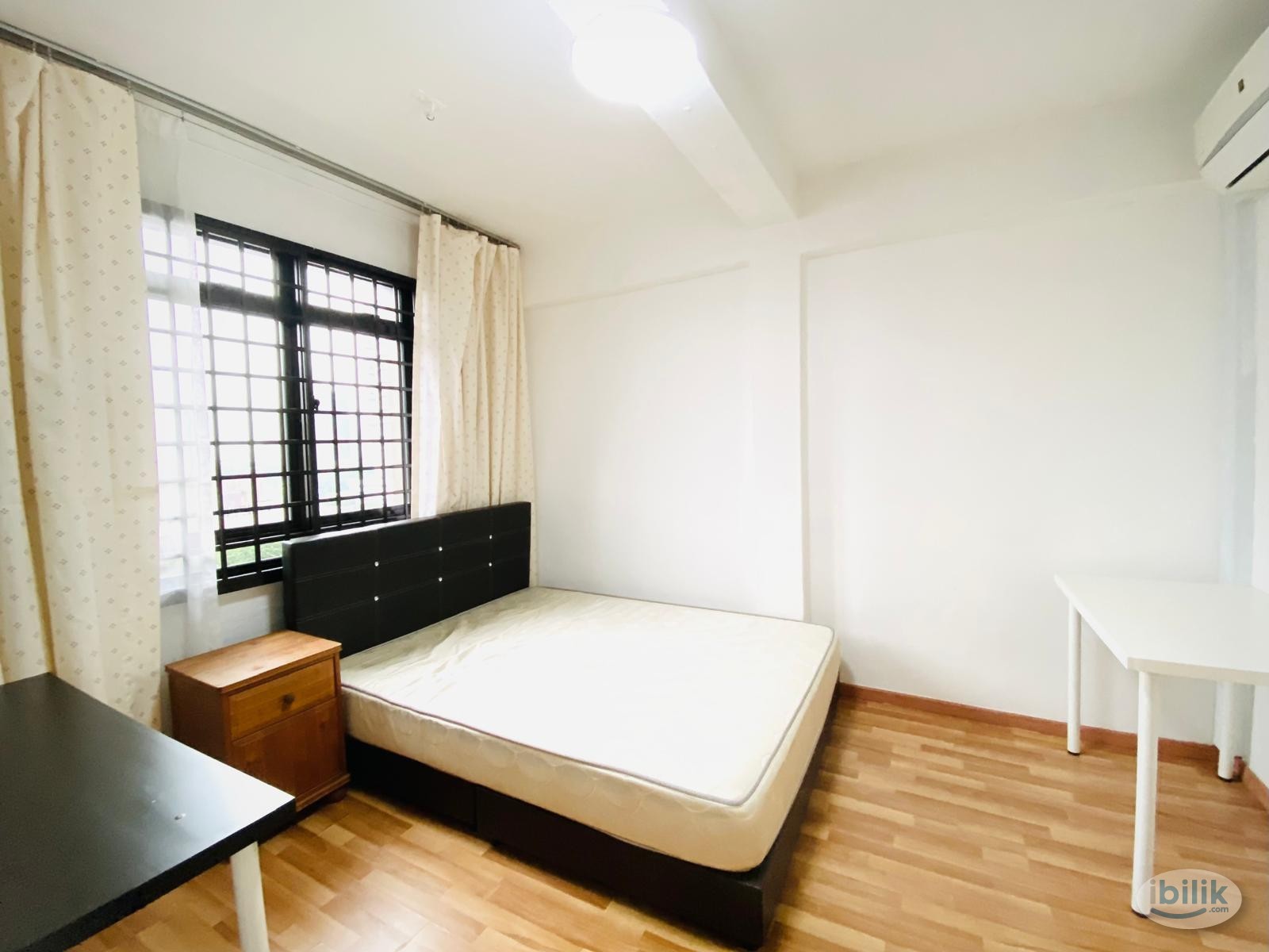 Image 1 of 3 Bedrooms @ Blk 6 Beach Road - Room rental in 
