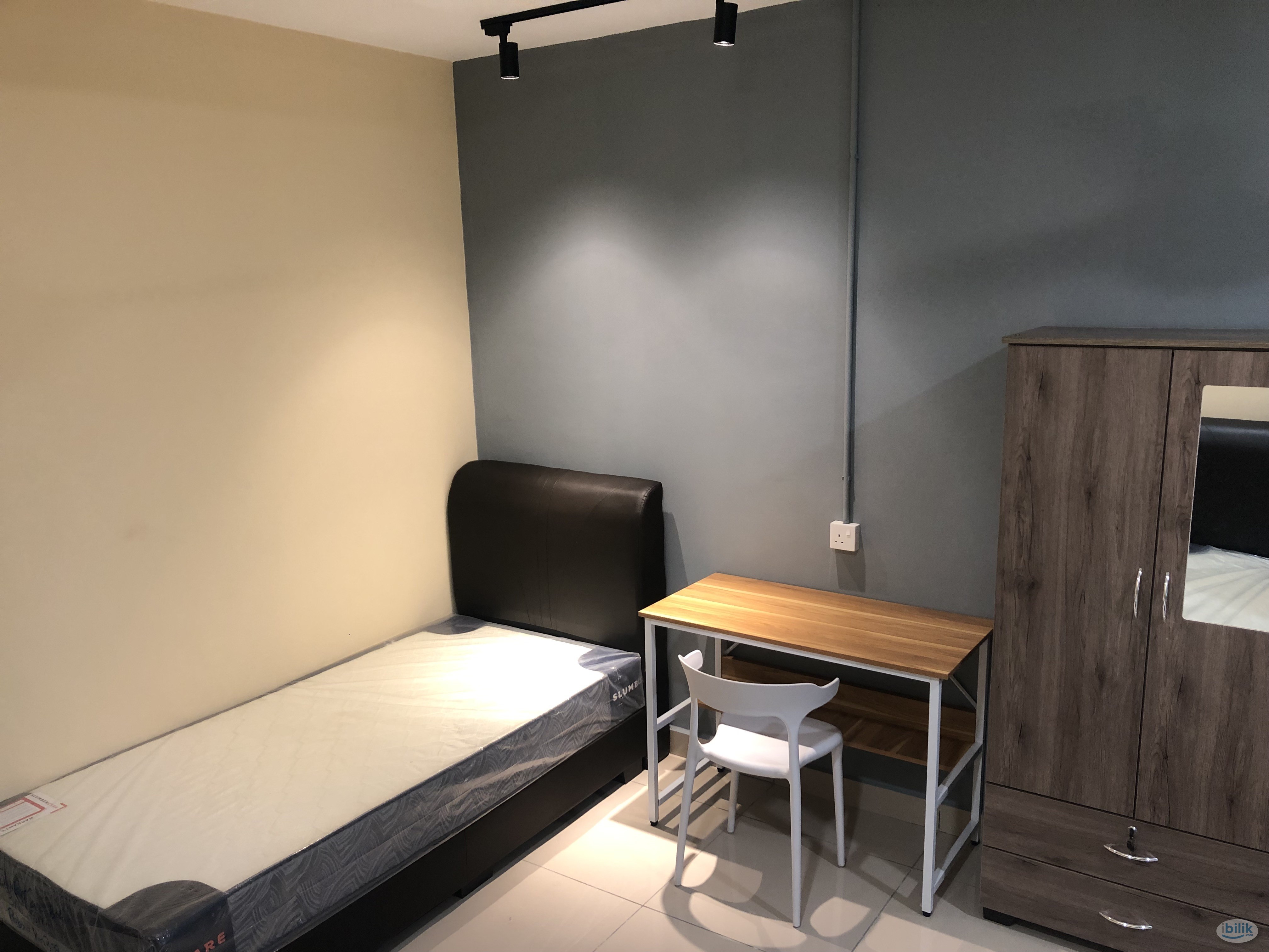 Image 1 of ⭐️ Single Room Fully Furnished @ SUBANG 2 Landed,5 mins to Help Uni, Special Promotion, New Aircond Wardrobe Table Chair Mattress - Room rental in 
