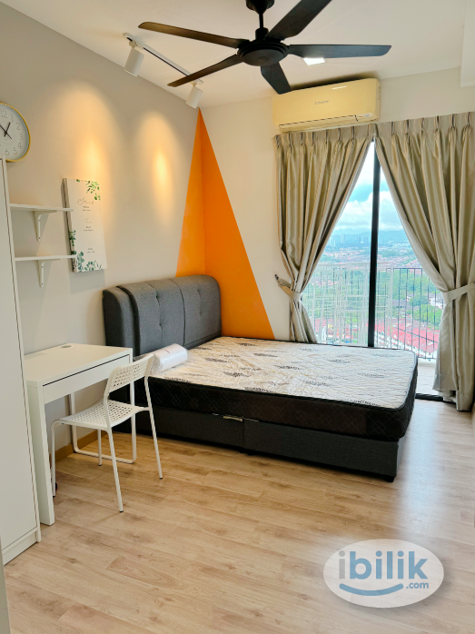 Image 1 of middle room female unit with balcony - Room rental in 