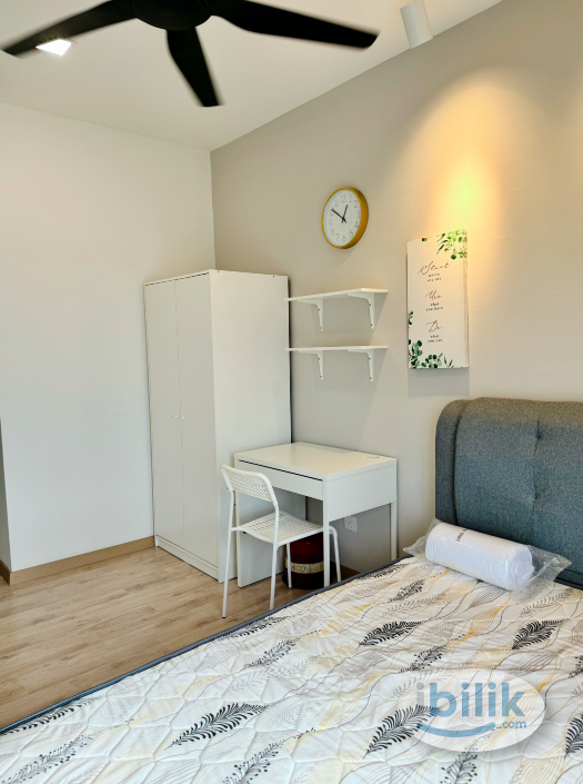 Image 2 of middle room female unit with balcony - Room rental in 