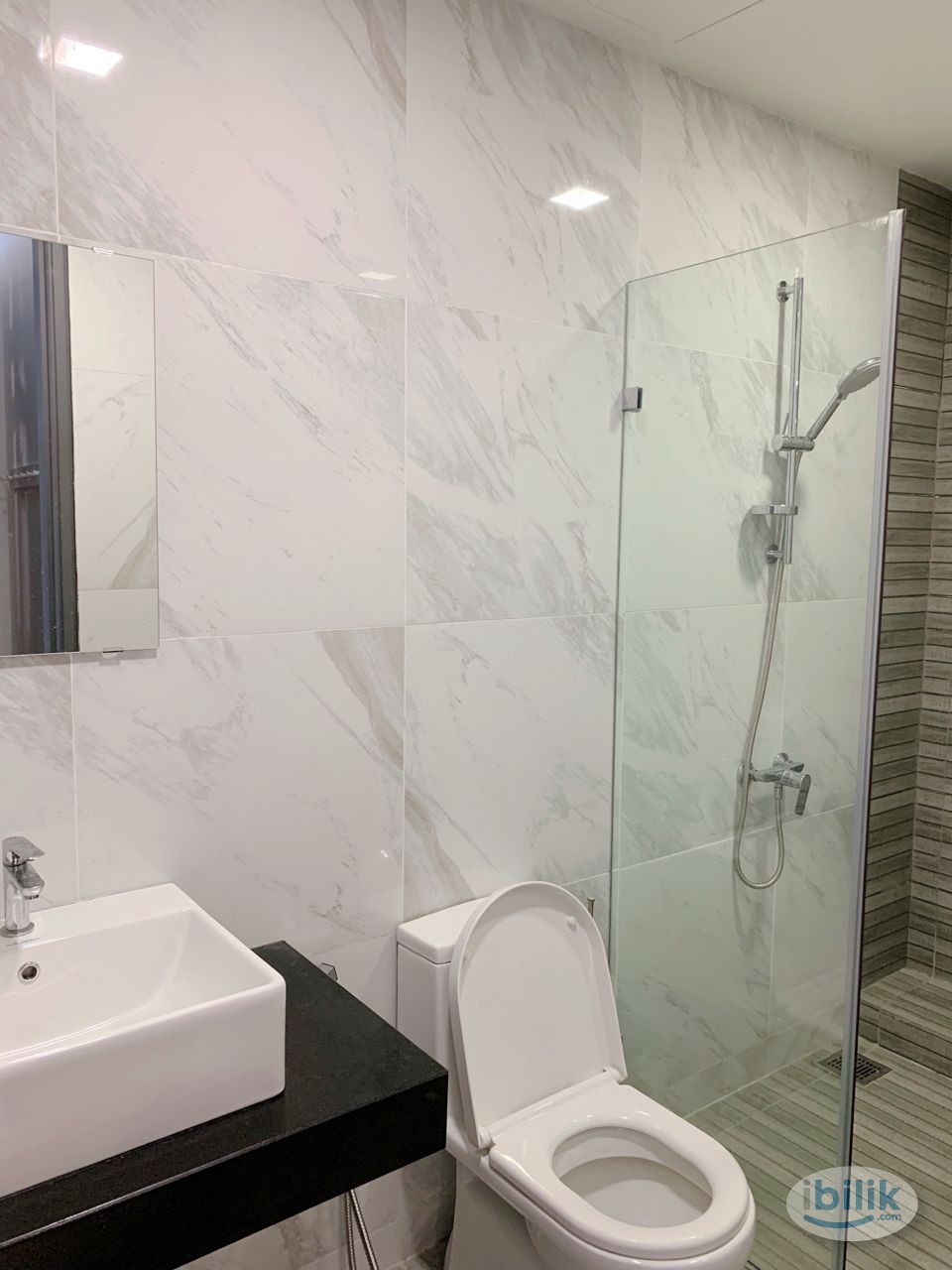 Image 4 of middle room female unit with balcony - Room rental in 