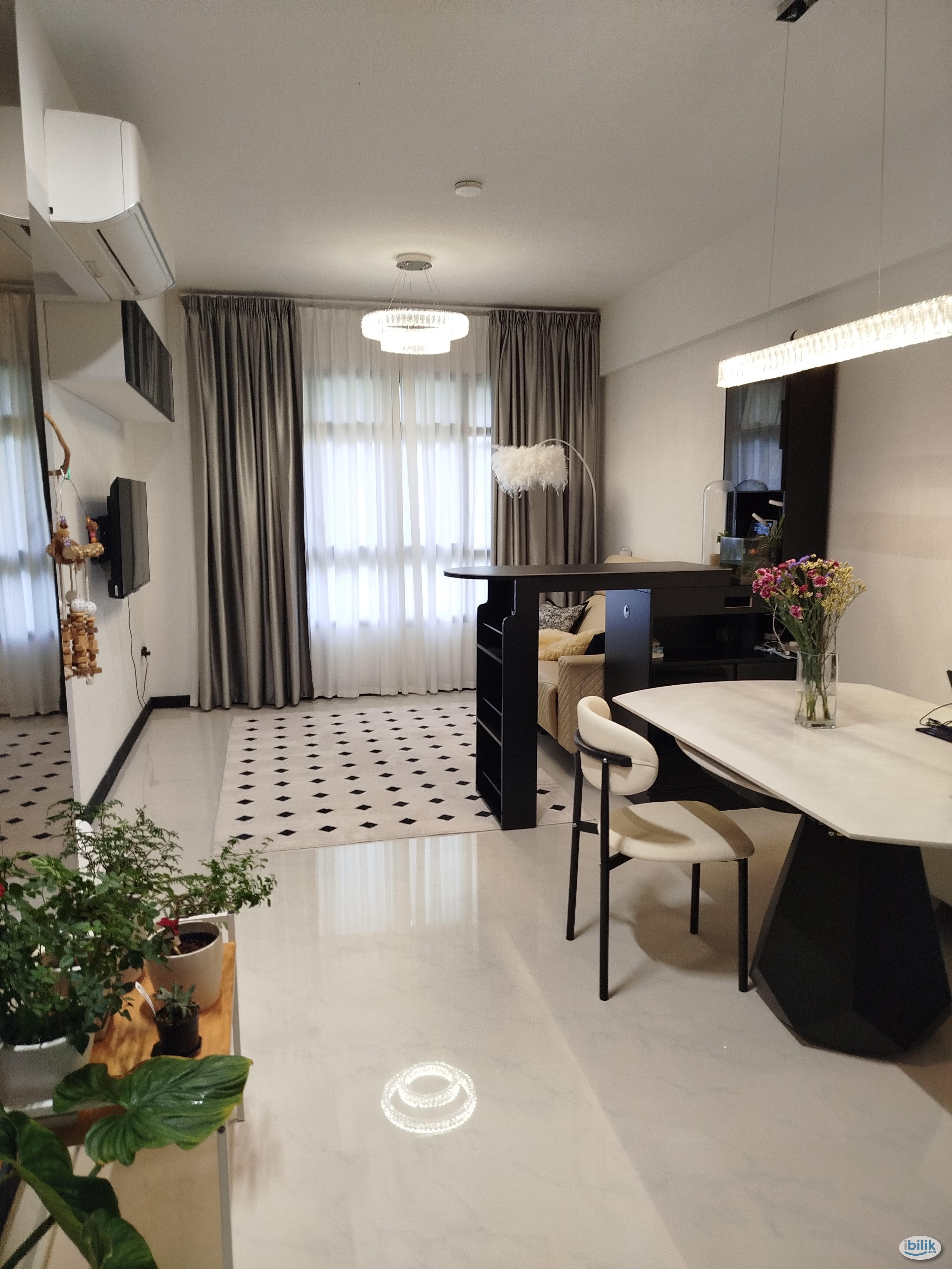 Image 1 of Middle Room at Bukit Batok, Singapore - Room rental in 