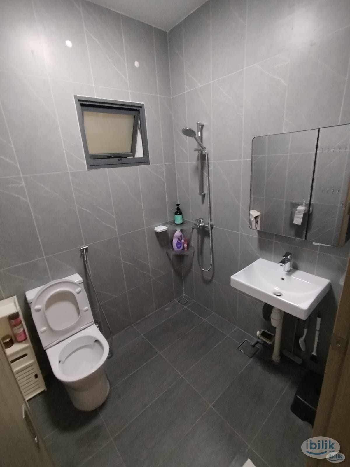 Image 3 of Middle Room at Bukit Batok, Singapore - Room rental in 