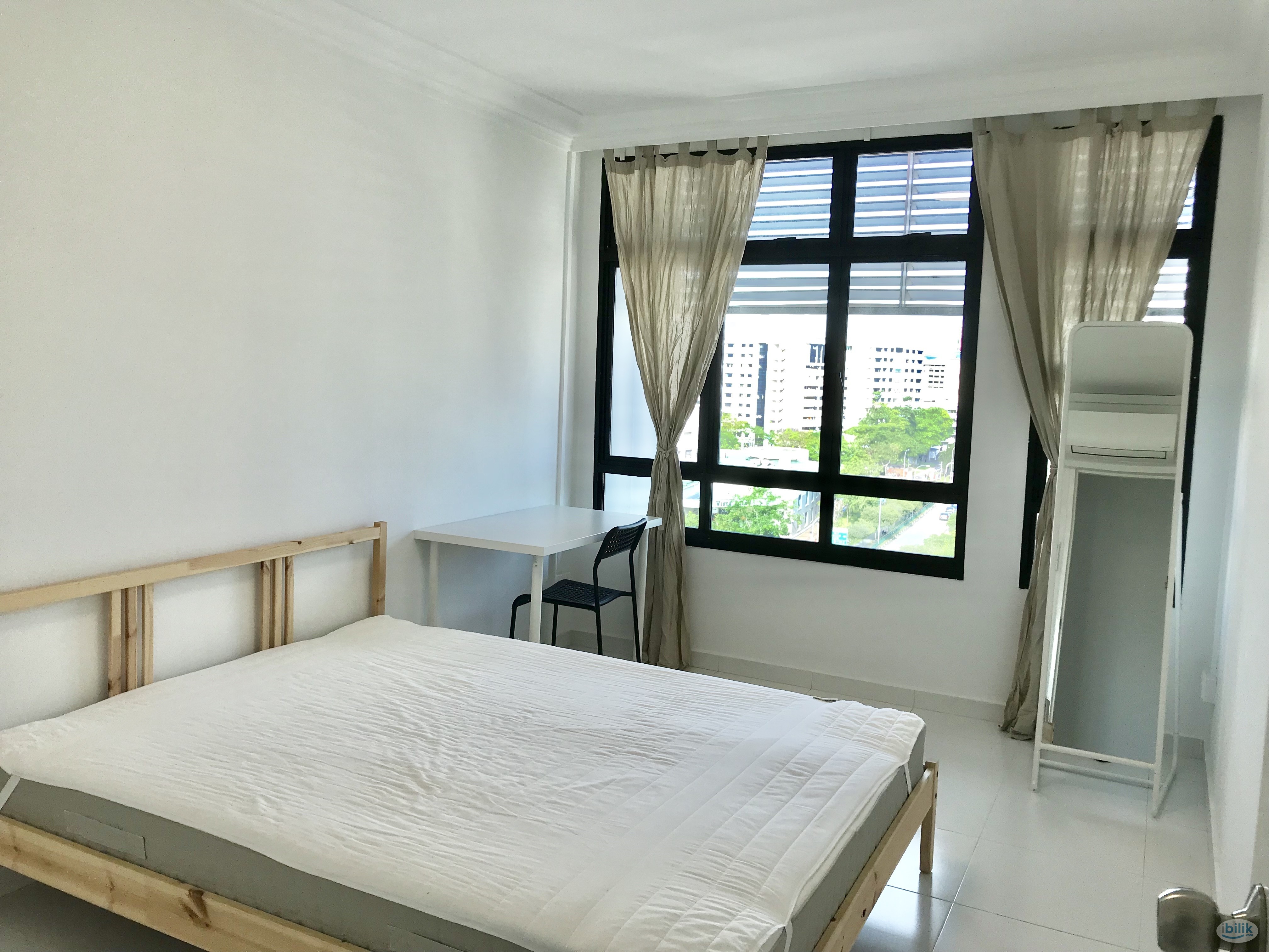 Image 1 of Middle Room at Woodlands, Singapore - Room rental in 