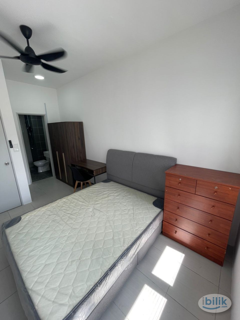 Image 3 of Female midde Room (Walk to LRT Station) Rental include Utilities With 24 hours Security Not Shop Lot Not Co-Living FEMALE Only (no Mix Gender) Got Hou - Room rental in 