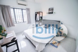 Room Rental in Petaling Jaya - Near MRT🚆 Middle bedroom with windows and AC located in Salvia Apartment, Kota damansara