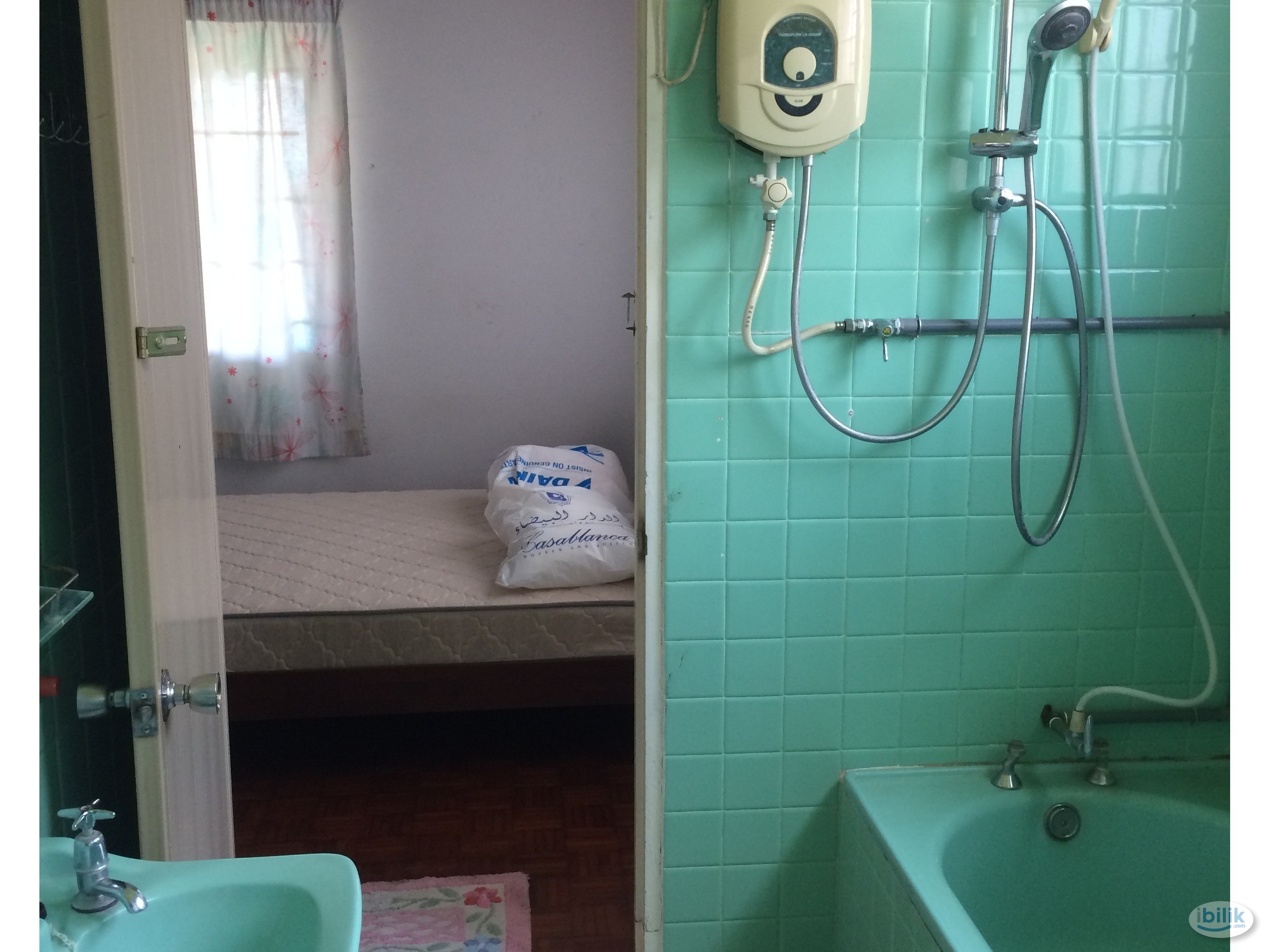 Image 2 of Large fully furnish double room for single occupancy with attached bathroom near GH Melaka, Batu Berendam Ind, Melaka Central, OUM and Gen Post office - Room rental in 