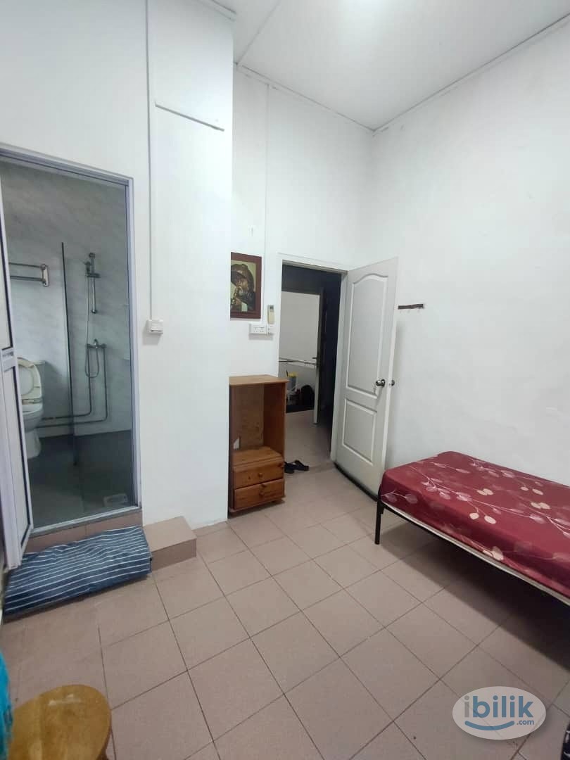 Image 3 of Middle Room at 38 Stevens Road, Newton - Room rental in 