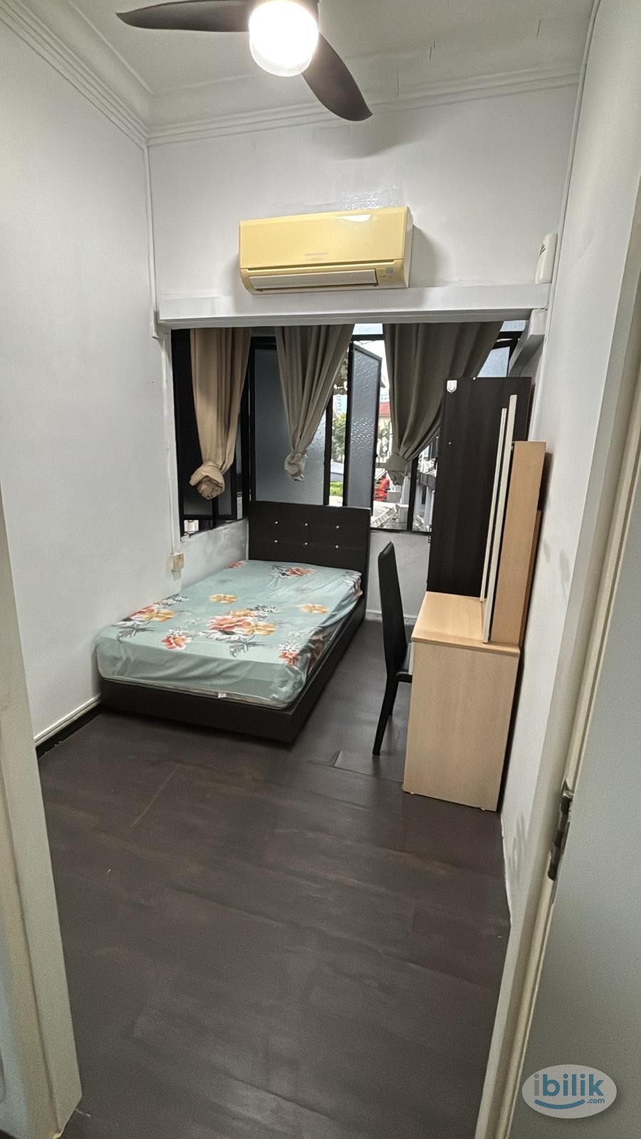 Image 1 of Middle Room at East Coast, Singapore - Room rental in 