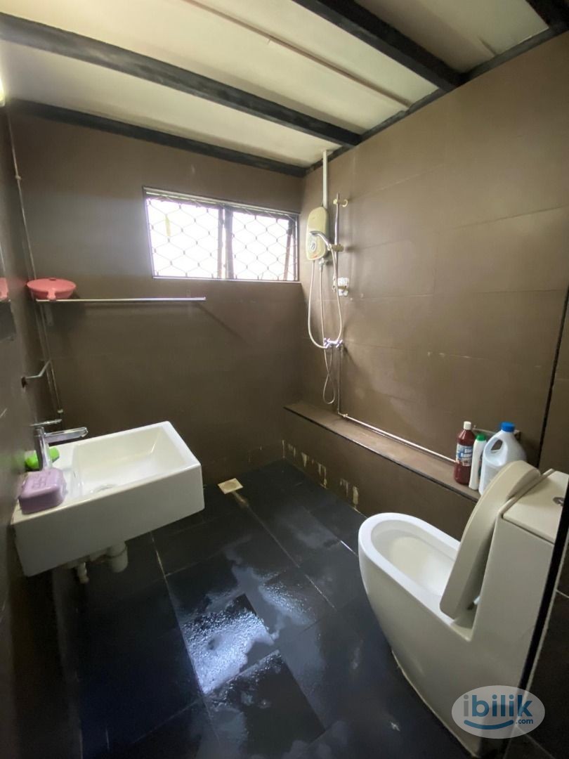 Image 3 of Middle Room at East Coast, Singapore - Room rental in 