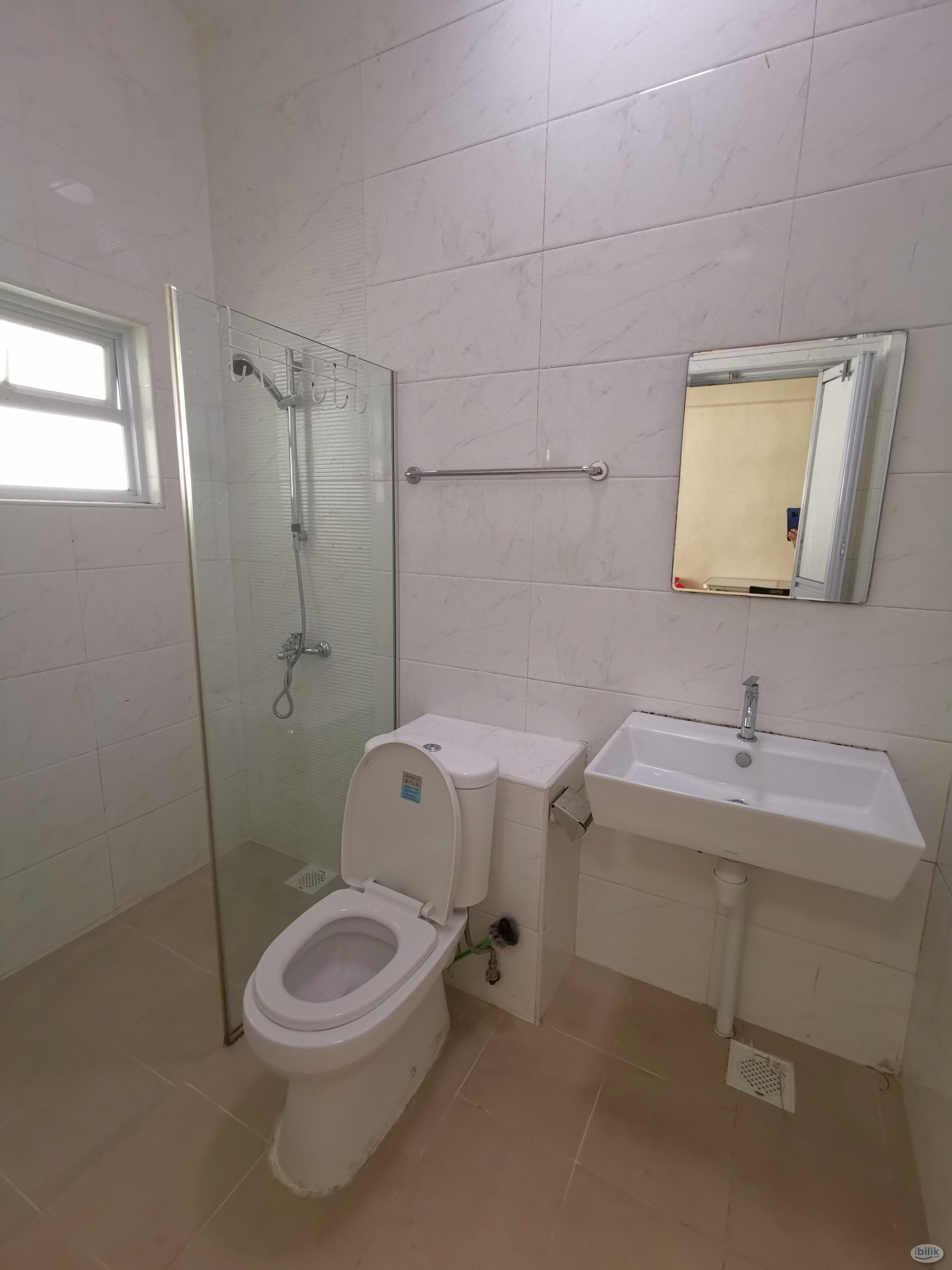 Image 2 of Middle Room at Cavenagh Gardens, Cavenagh - Room rental in 