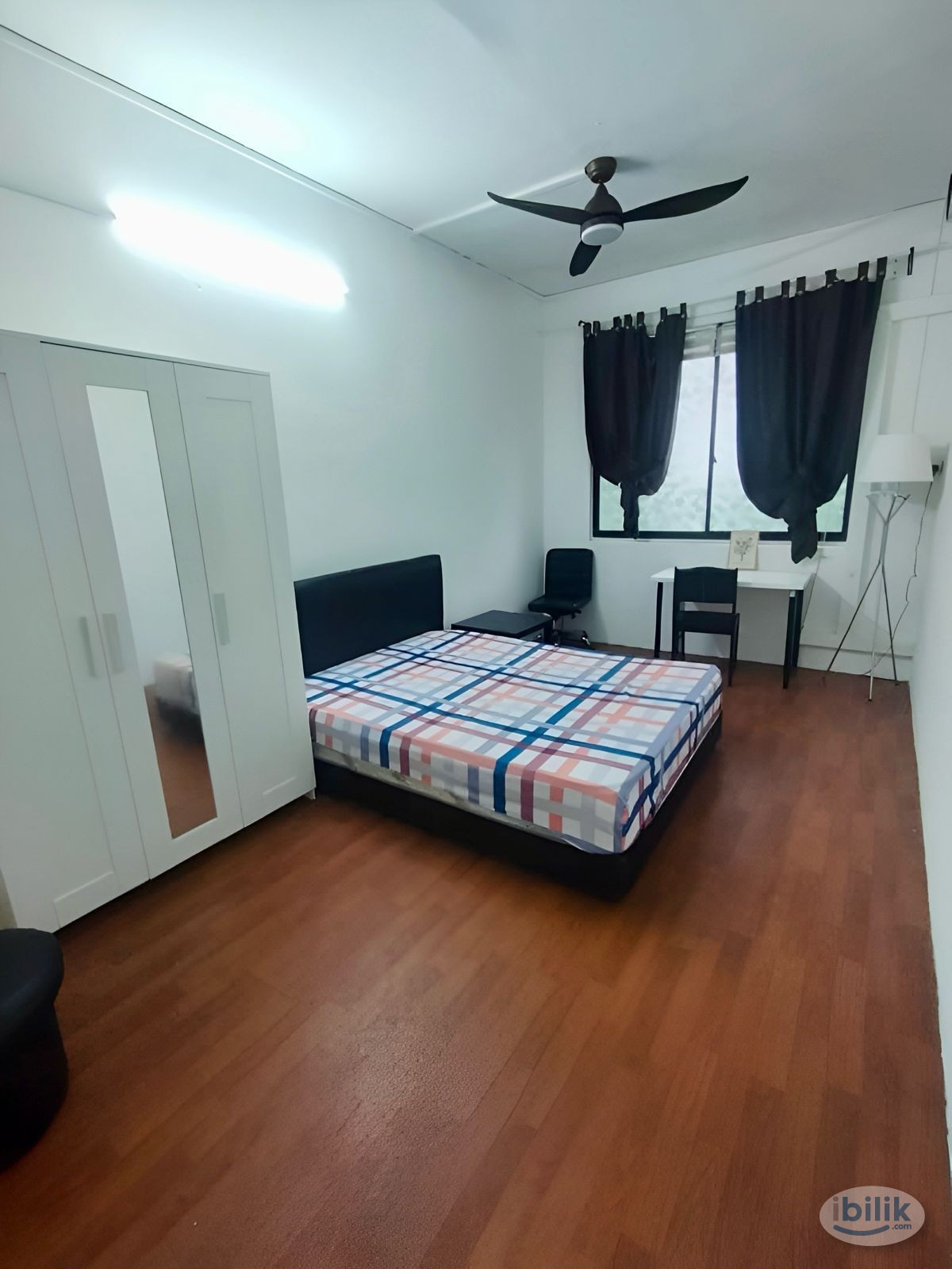 Image 1 of Middle Room at Tiong Bahru, Central Area - Room rental in 