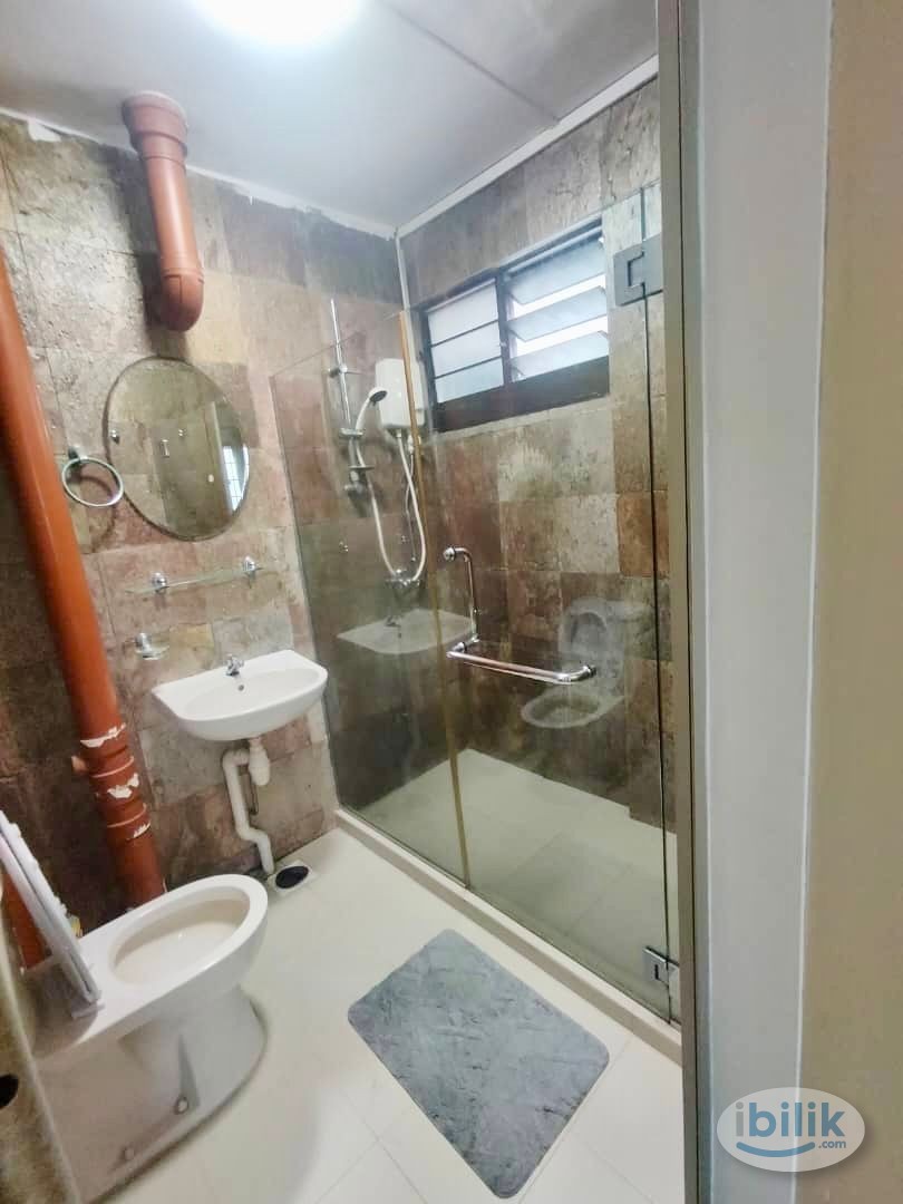 Image 3 of Master Room at Chinatown, Central Area - Room rental in 