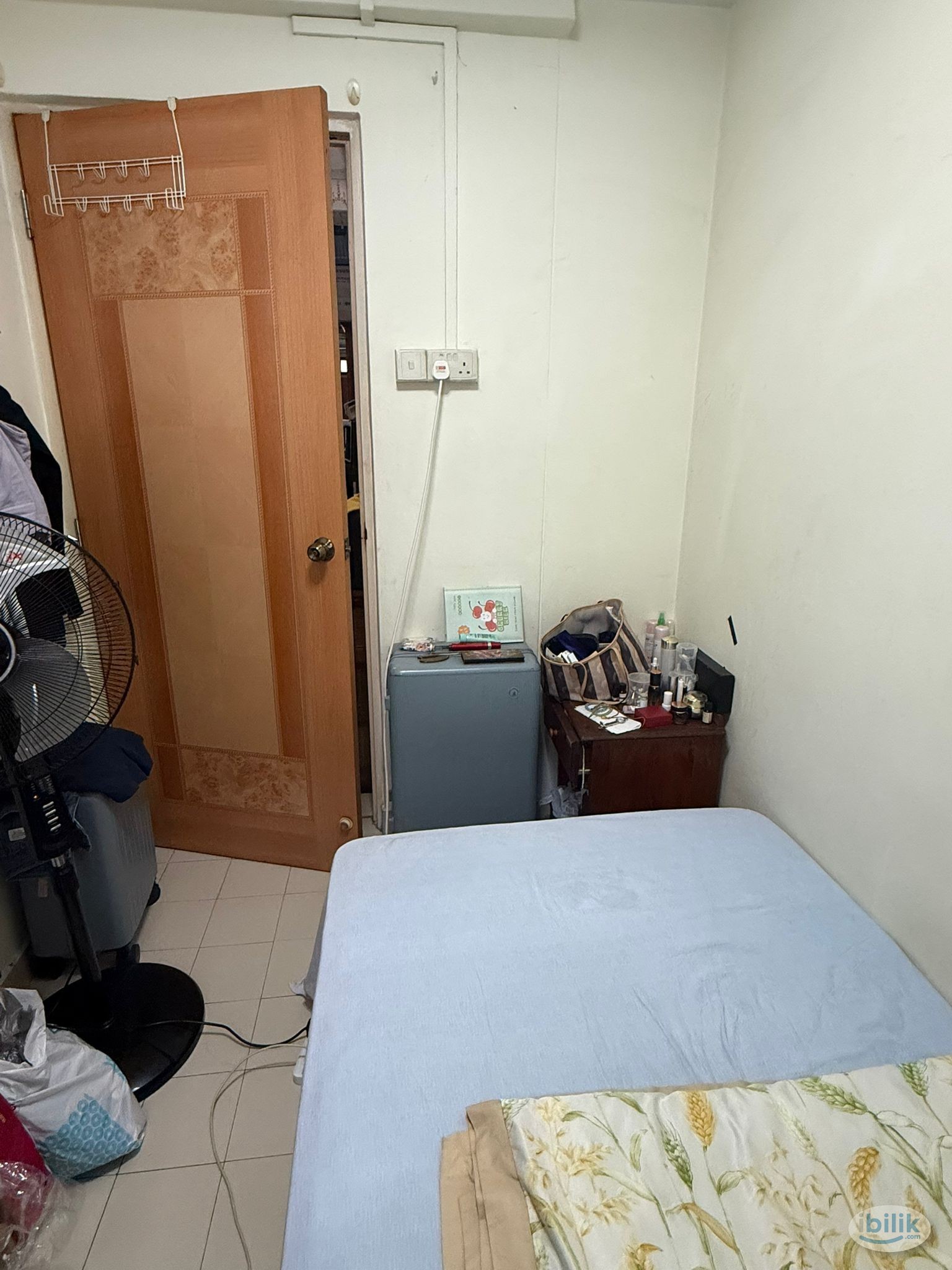 Image 2 of Room for Rent: 5-Minute Walk to Tiong Bahru MRT and Tiong Bahru Plaza - Room rental in 