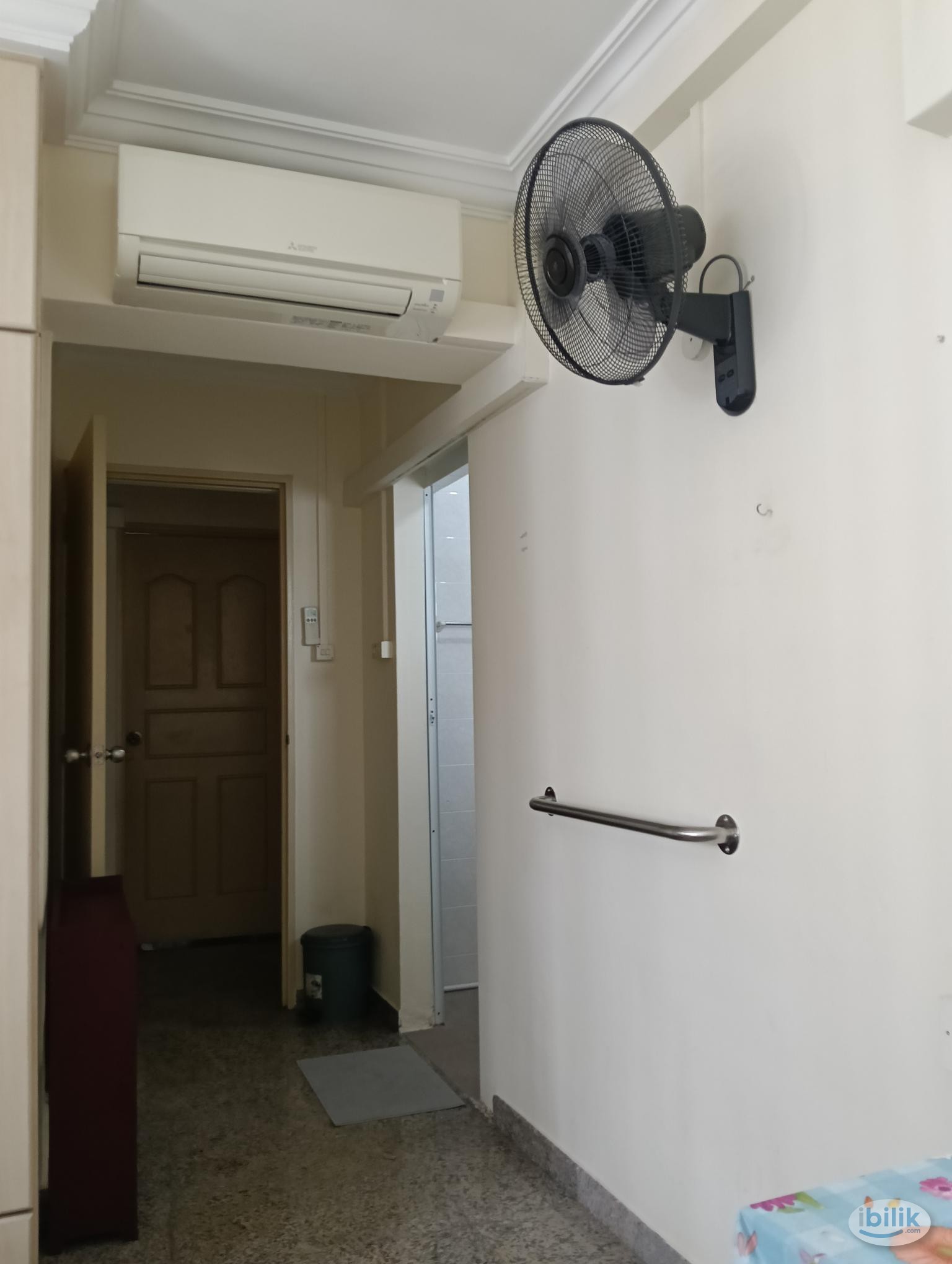 Image 2 of master room @ Blk 121A Kim Tian ( Tiong Bahru ) - Room rental in 