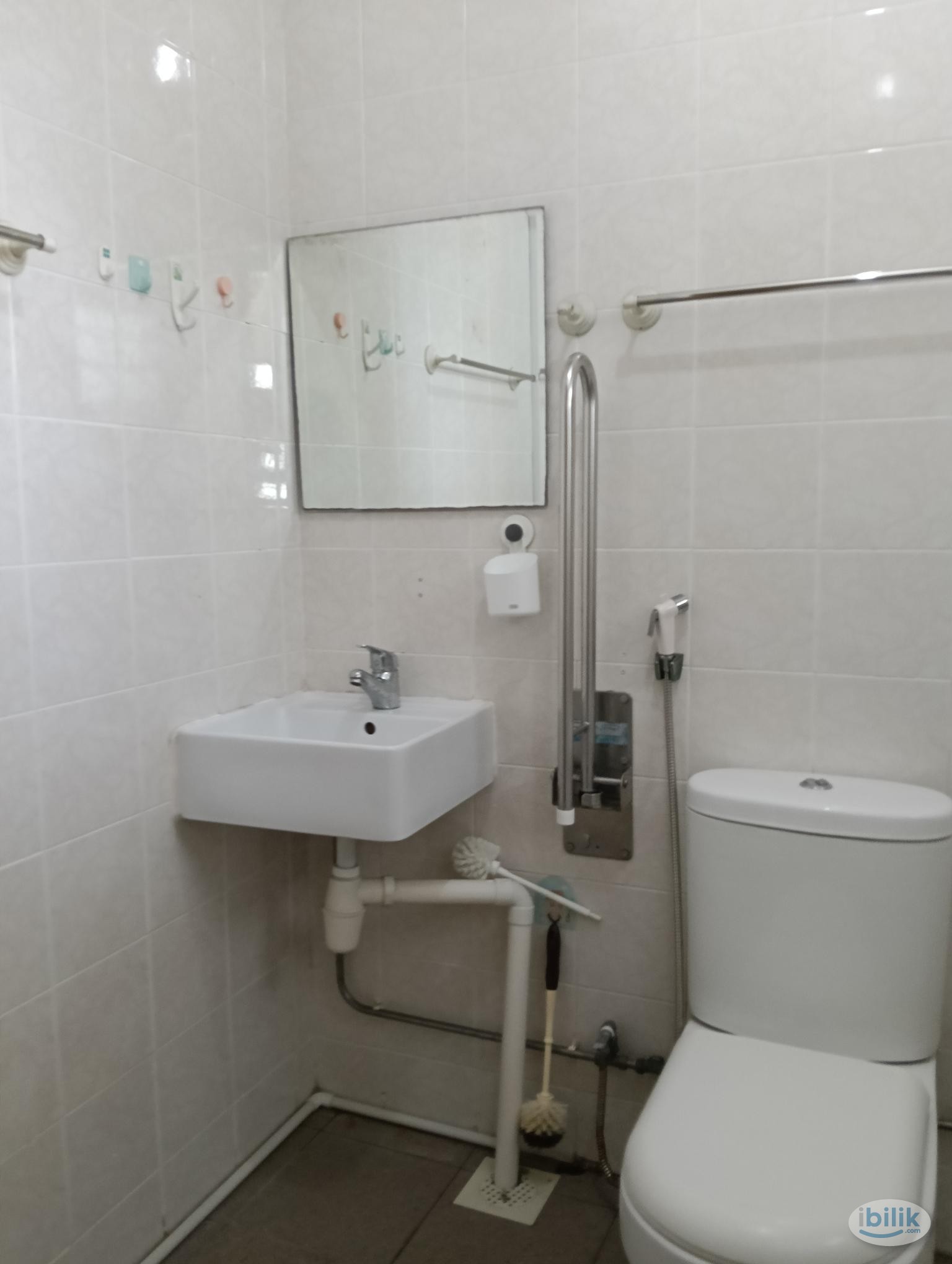 Image 3 of master room @ Blk 121A Kim Tian ( Tiong Bahru ) - Room rental in 