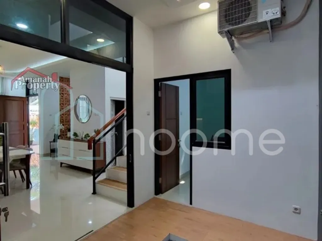 Rumah Tropis 2 Setengah Lantai Dekat Pintu Tol Cibubur Cimanggis Depok