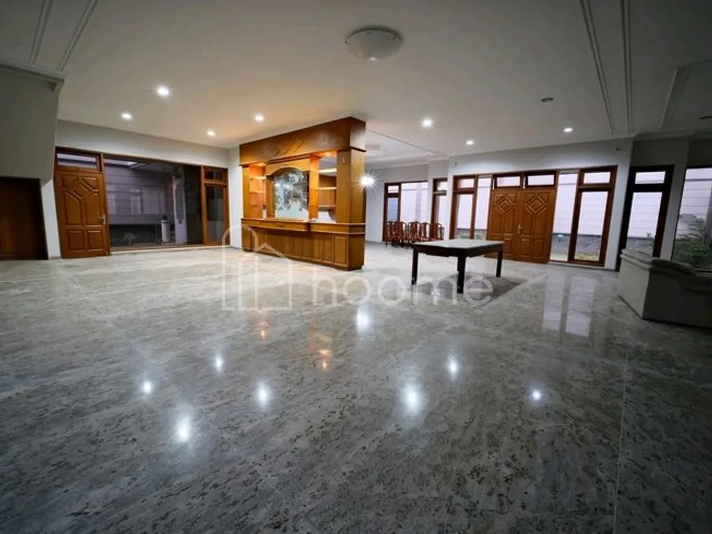 Dijual Rumah Luas 1050m² 6KT 9KM di Lokasi Strategis, Potensi Tinggi!