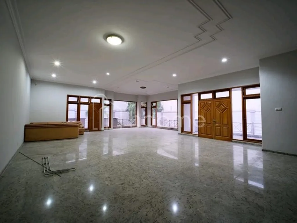 Dijual Rumah Luas 1050m² 6KT 9KM di Lokasi Strategis, Potensi Tinggi!