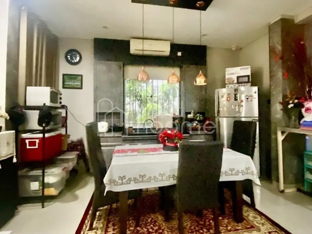 Dijual Rumah Besar 5KT 4KM 200m² di Lokasi Strategis!