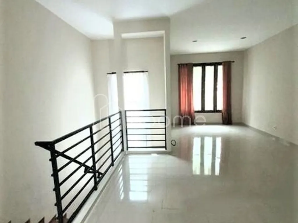 RUMAH SIAP HUNI DI SENAYAN BINTARO SEKTOR 9 ADA CLUB HOUSE