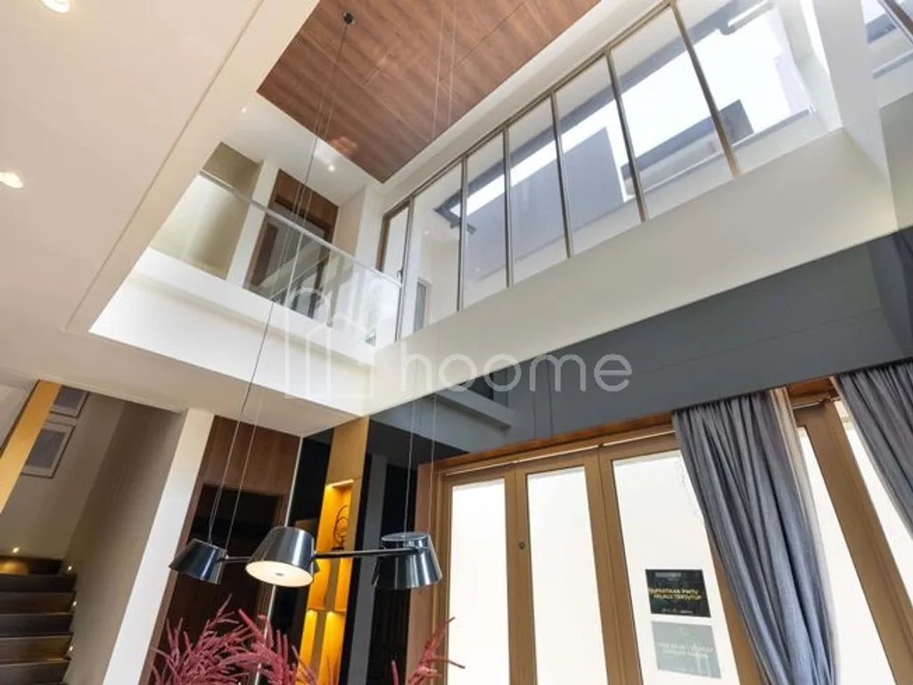 Rumah Exclusive 3 Lantai DP 0% Semi Furnished di Puri