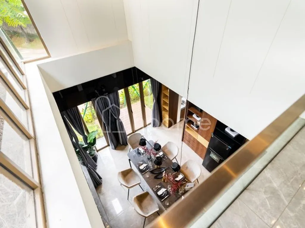 Rumah Exclusive 3 Lantai DP 0% Semi Furnished di Puri