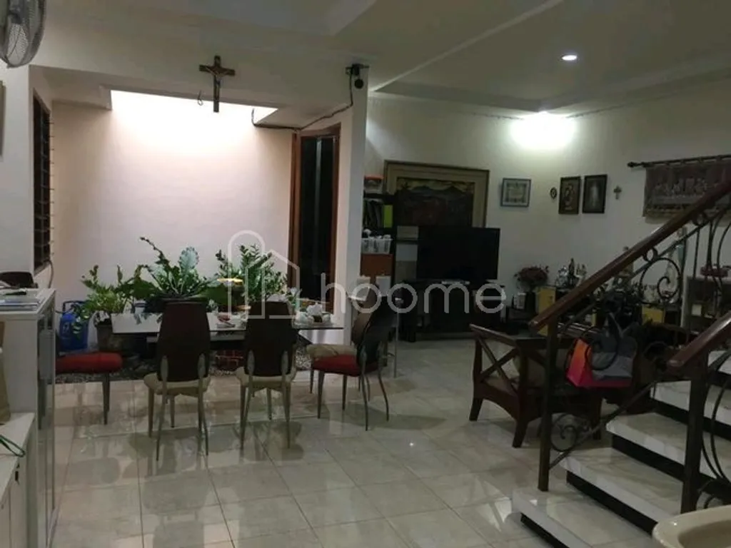 JUAL CEPAT RUMAH Graha Family dkt pakuwon mall roca wiyung