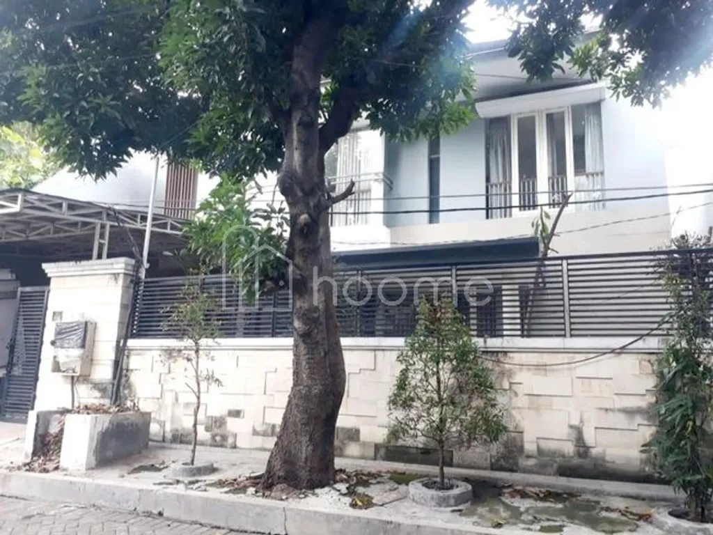 Dijual Rumah Besar 5KT 4KM 350m² di Lokasi Strategis, Siap Huni!