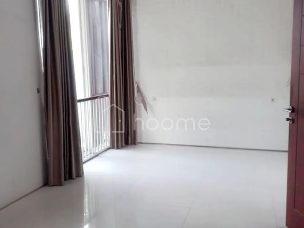 Dijual Rumah Besar 5KT 4KM 350m² di Lokasi Strategis, Siap Huni!