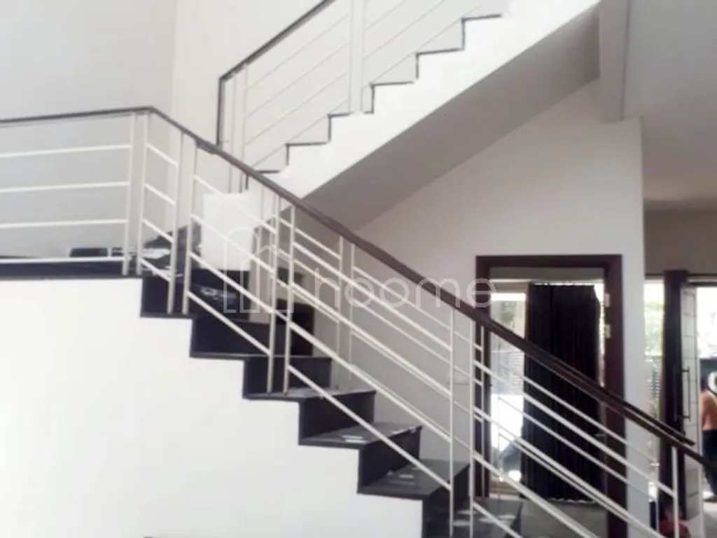 Dijual Rumah Besar 5KT 4KM 350m² di Lokasi Strategis, Siap Huni!