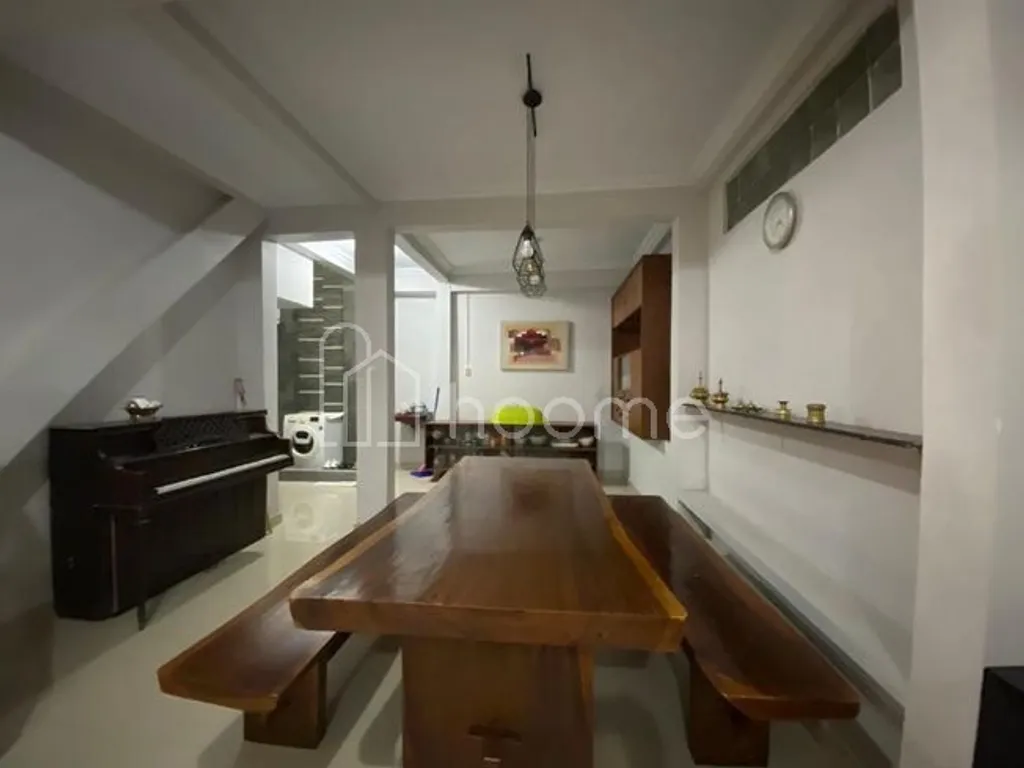 Rumah 3 Lantai Lokasi Strategis Premium dekat Olifant International — foto 1 dari 4