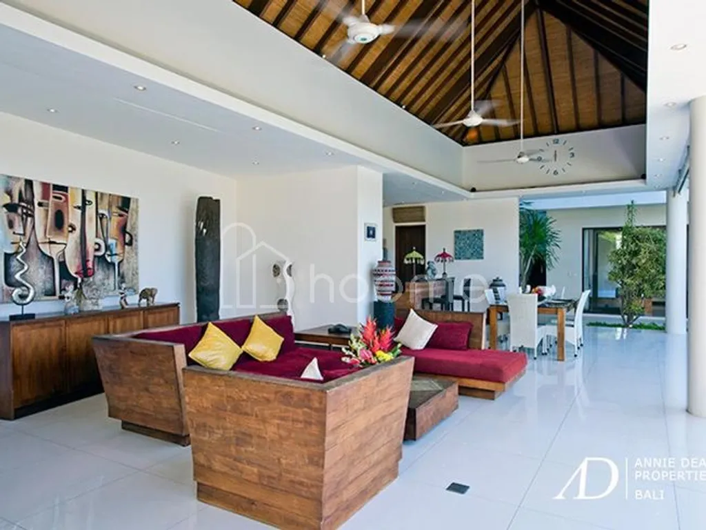 FREEHOLD | BEAUTIFUL VILLA SET WITHIN COMPLEX IN BATU BOLONG