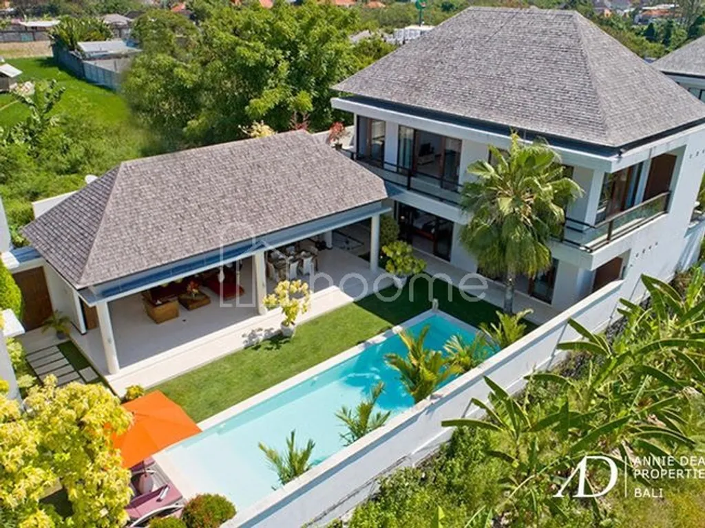 FREEHOLD | BEAUTIFUL VILLA SET WITHIN COMPLEX IN BATU BOLONG