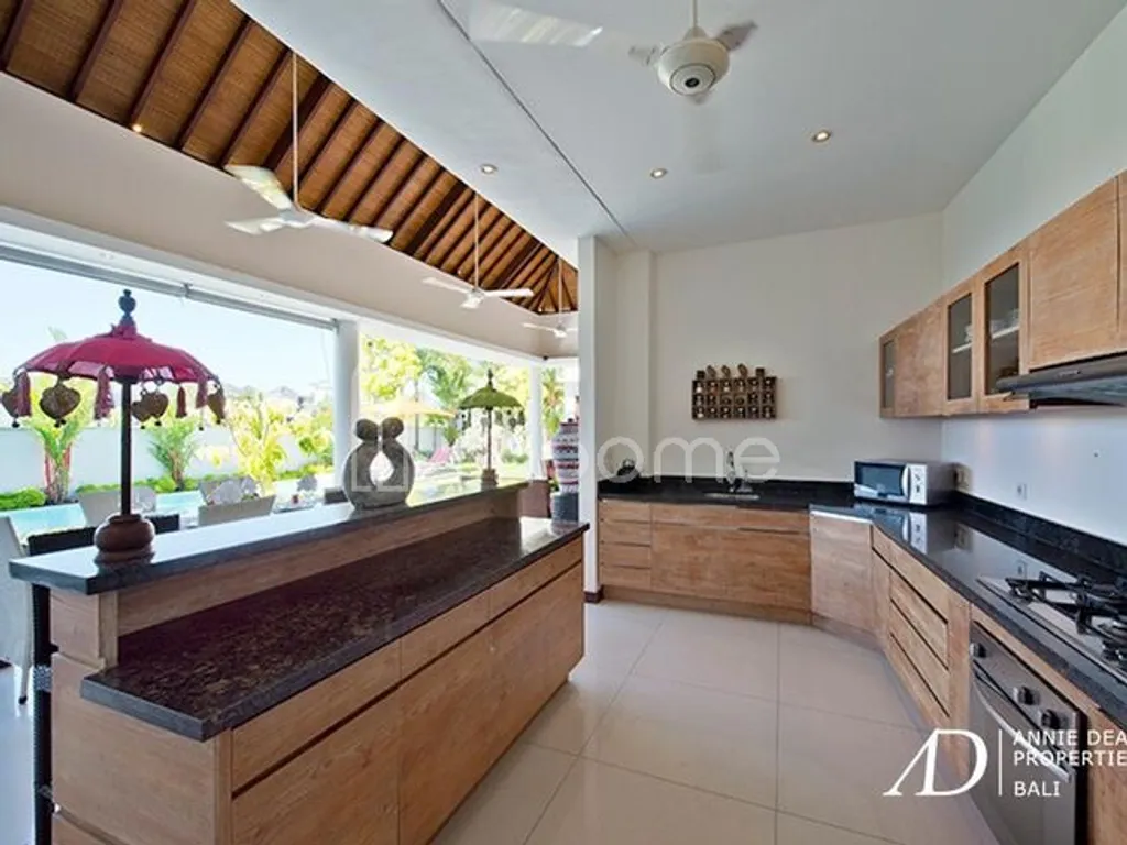 FREEHOLD | BEAUTIFUL VILLA SET WITHIN COMPLEX IN BATU BOLONG