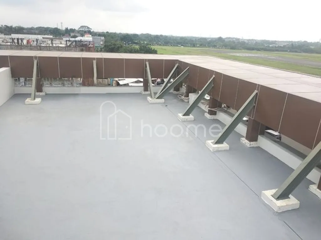Disewakan Ruko Strategis 3 Lantai + Basement & Rooftop Lebar 5.5