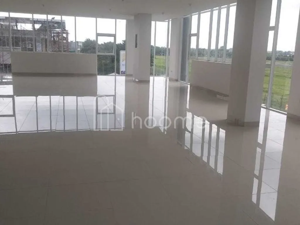 Disewakan Ruko Strategis 3 Lantai + Basement & Rooftop Lebar 9.7