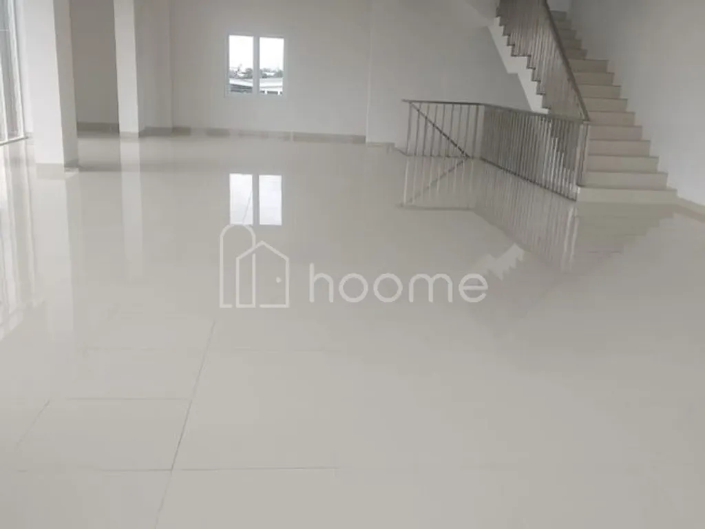 Disewakan Ruko Strategis 3 Lantai + Basement & Rooftop Lebar 9.7