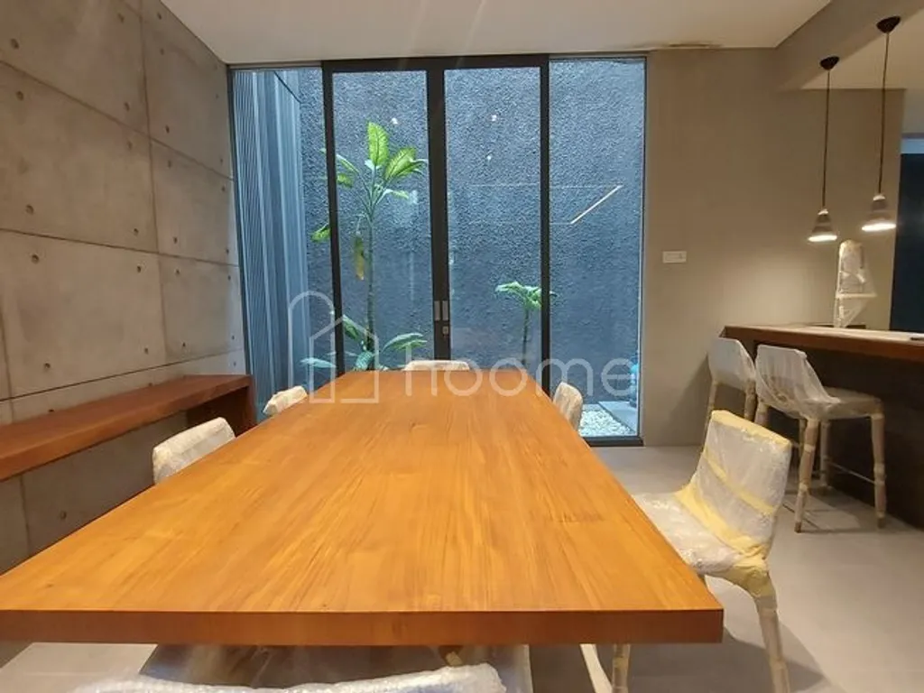 Disewakan rumah cantik baru, siap huni di Lebak Bulus Indah