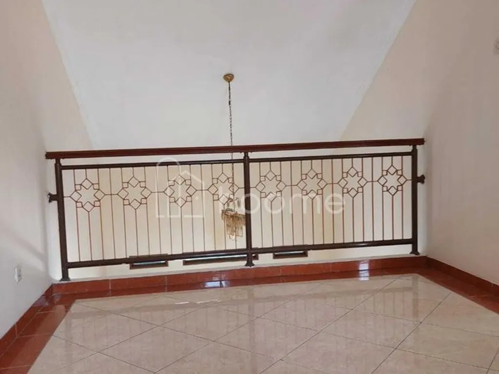 Dijual Rumah 2 Lantai di Pinus Regency