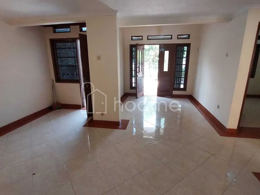 Dijual Rumah 2 Lantai di Pinus Regency