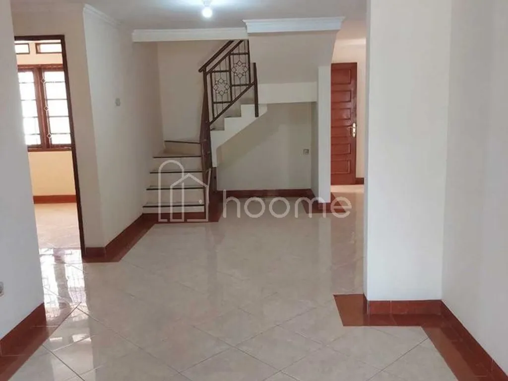 Dijual Rumah 2 Lantai di Pinus Regency