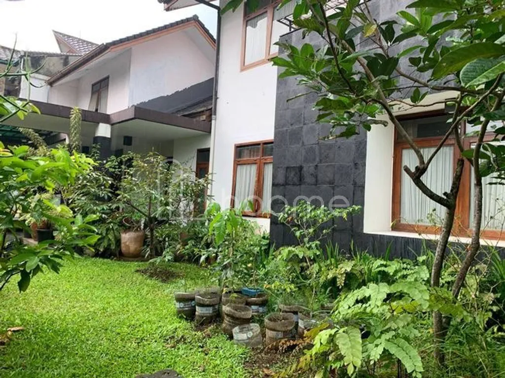 Jual murah rumah luas9 kamar cigadung dekat dago