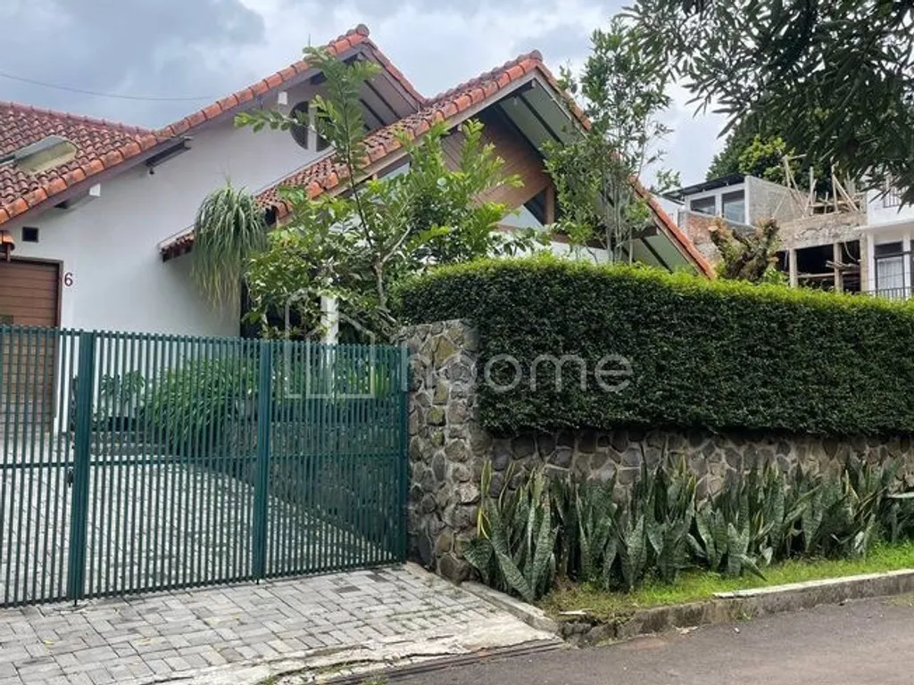 Dijual rumah clasic luas di cigadung dekat dago