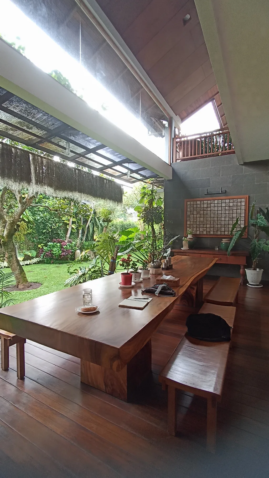 Rumah Hook Asri Dago Resor Bergaya Modern Tropicana