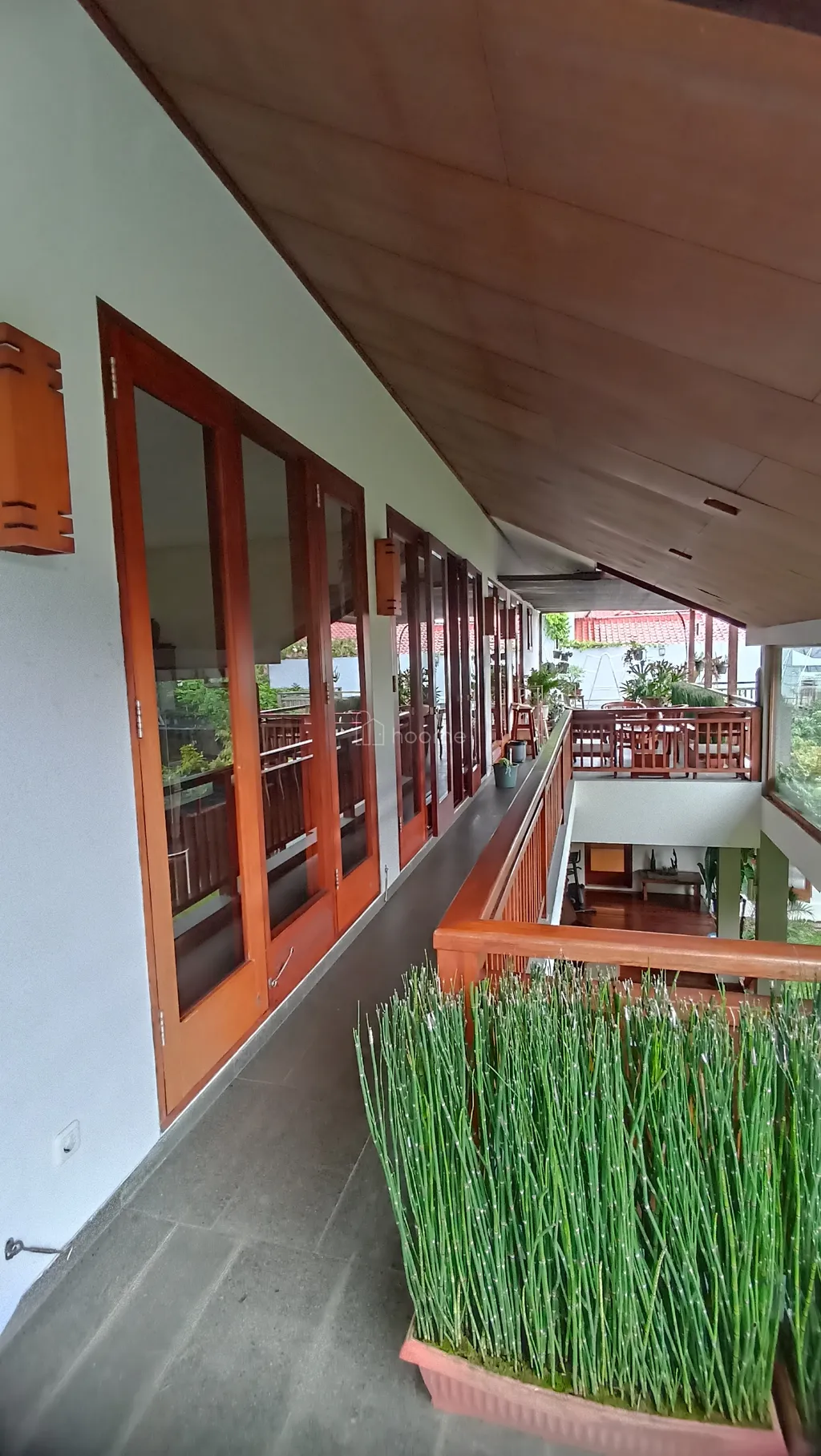 Rumah Hook Asri Dago Resor Bergaya Modern Tropicana