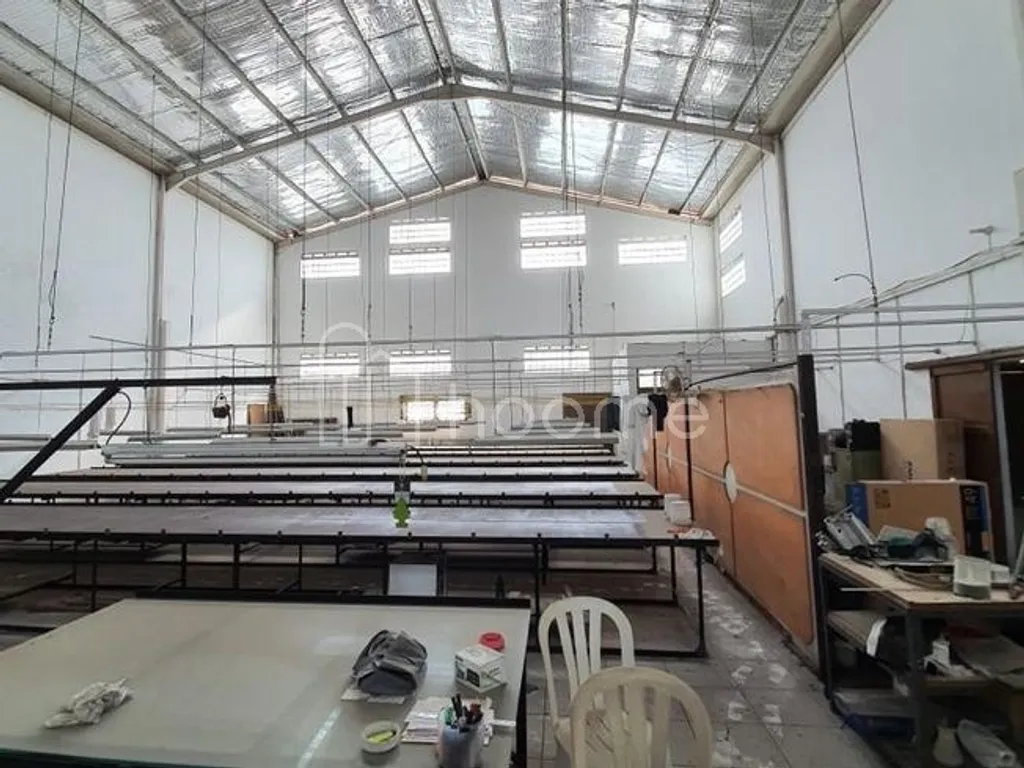 Dijual Rumah dan Gudang di Leuwisari