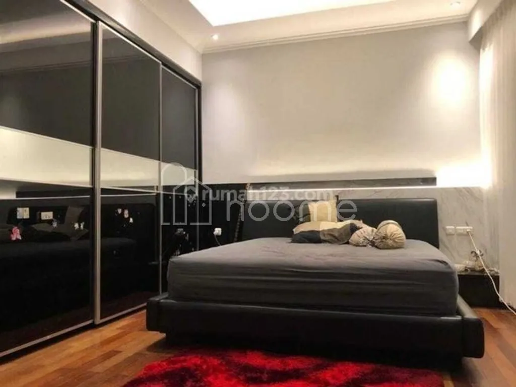 Dijual Rumah strategiss di Taman Holis Indah 1